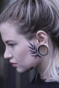 en uppsättning av personliga tatueringar på huvudet och ansiktet