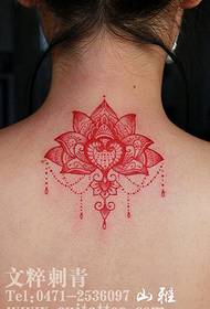 rødt lotus tatoveringsmønster på nakken