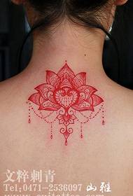 disegno del tatuaggio del loto rosso sul collo