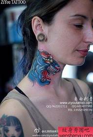 女生脖子处流行精美的虎头纹身图案