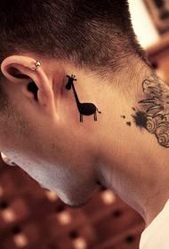 Nakon ušiju mali svježi uzorak tetovaža