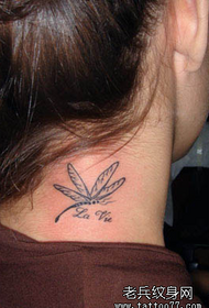 Show de tatuagens Figura barra recomendou um padrão de tatuagem de libélula no pescoço