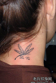Spettacolo di tatuaggi La barra della figura raccomandava un modello di tatuaggio con libellula sul collo