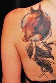 plecu krāsas reālistisks sapņu ķērājs un zirga galvas tetovējums