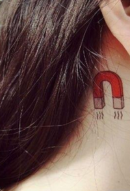 modello di tatuaggio magnete collo femminile