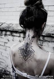 skaists reālistisks iedomības ziedu tetovējums