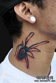 một hình xăm nhện ba chiều trên cổ