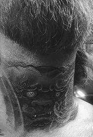 Modello tatuaggio leone di pietra sul collo