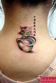 Modèle de tatouage de chat femme totem cou