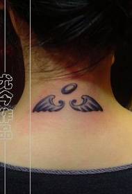 Девојка узорак тетоваже крила на врату