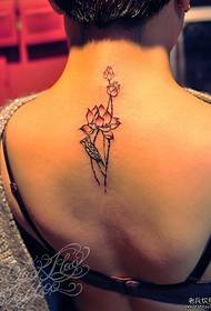 Tetováló show A nyak lótuszos tetoválás mintáját javasolja