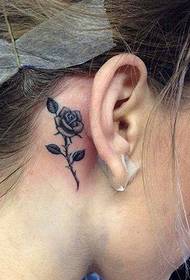Црна ружа тетоважа иза уха чисте девојке