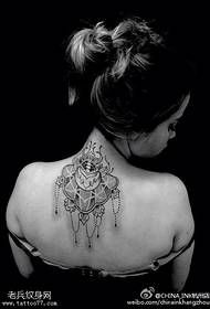 modello classico del tatuaggio del merletto alla vaniglia