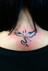Fra Hals klengen Trend Demon Flügel Tattoo Bild
