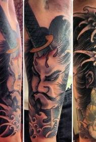 lengan gaya Asia samurai dan pola tato pedang