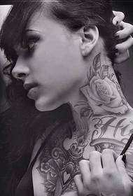 foto di tatuaggio ragazza hipster