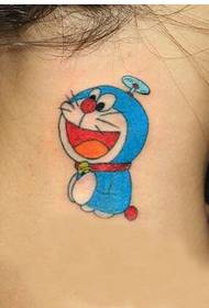 tyttökaula näkyy katsomassa Doraemon-tatuointikuvion kuvaa
