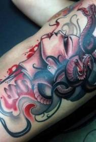 3D Medusa tetovaža na glavi krvari