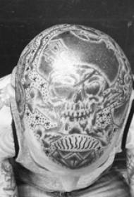 garçons tête noir gris point piqûre astuces lignes géométriques crâne capitaine images de tatouage