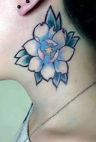 высококлассная шея с татуировкой большого цветка
