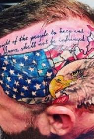 шеф на тетоважа на главата момчиња момчиња со знаме за тетоважи и слики со тетоважи со орел
