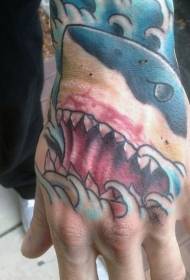 hand vatten färg haj huvud tatuering mönster