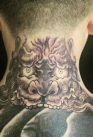 alternativna totemska tetovaža oko čovjekova vrata