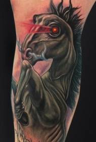 cavallo nero colorato di gamba con motivo tatuaggio occhio caldo