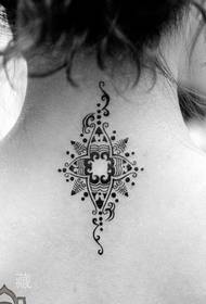 djevojka vrat popularan indijski stil totem tetovaža uzorak