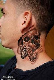 modello tatuaggio teschio pistola collo