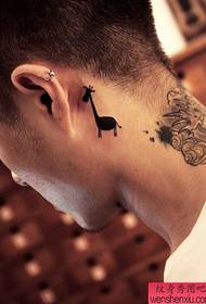 pola tato kecil segar di belakang telinga