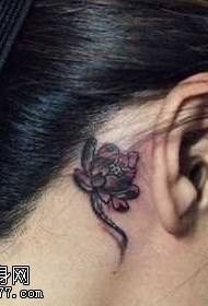 귀 작은 연꽃 문신 패턴