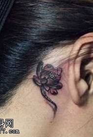 orecchio un piccolo loto Modello del tatuaggio