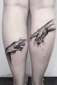 -Un conxunto de tatuaxes de perna branca de cor negra gris