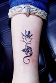tatuaggio elegante gamba di gattino