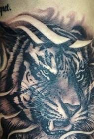 модел на татуировка на гърба на черна тигрова глава