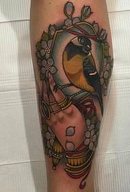 телећа школска птица ручно цвијетно обојена тетоважа узорак