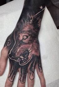 modello tatuaggio testa di lupo stile grigio nero scuro sul dorso della mano