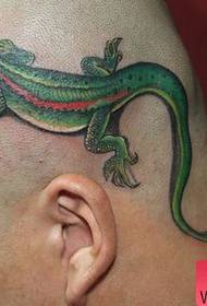 capo dipartimento di un modello di tatuaggio di lucertola colorata