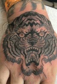 mano indietro vecchio tatuaggio in bianco e nero ruggente testa di tigre modello del tatuaggio