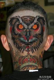 i ragazzi si dirigono verso un classico modello di tatuaggio gufo bello