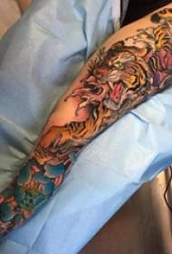 nemôže chýbať módny kvetinový vzor tetovania nôh