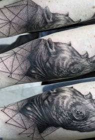brazo realista cabeza de rinoceronte combinada con tatuaje geométrico