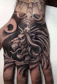 bella testa di leone bianco e nero con motivo tatuaggio corona