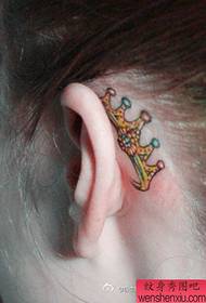 modello di tatuaggio corona piccola e popolare dell'orecchio della ragazza