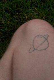 Foto di tatuaggio elemento geometrico tatuaggio gambe nere pianeta nero
