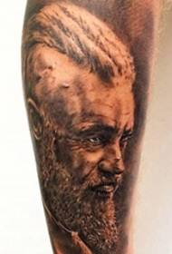 filmstelulo Ragnar Lothbrok portretita tatuaje sur la bovido