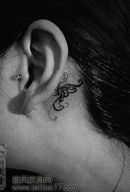 les filles aiment l'oreille totem motif de tatouage papillon