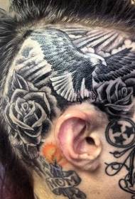 голова чорний орел і троянди візерунок татуювання