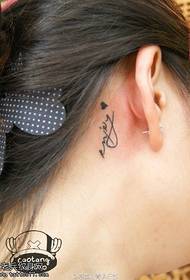 hjärtformad engelska tatuering på örat Mönster